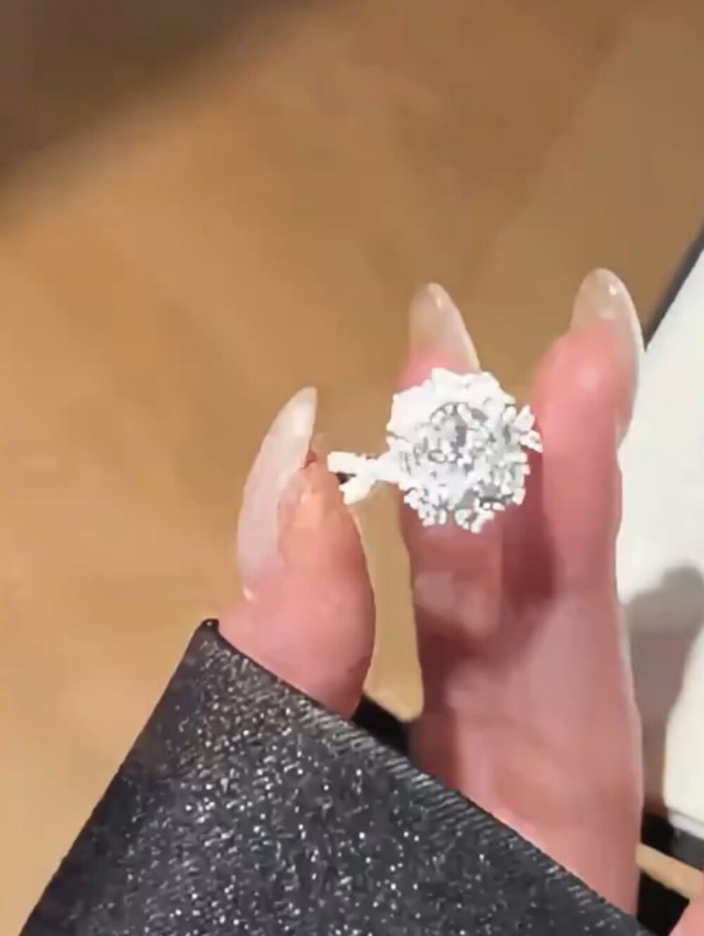 Luxury 2Carat Moissanite 18k Gold-plated Ring. NWT. Size 7.